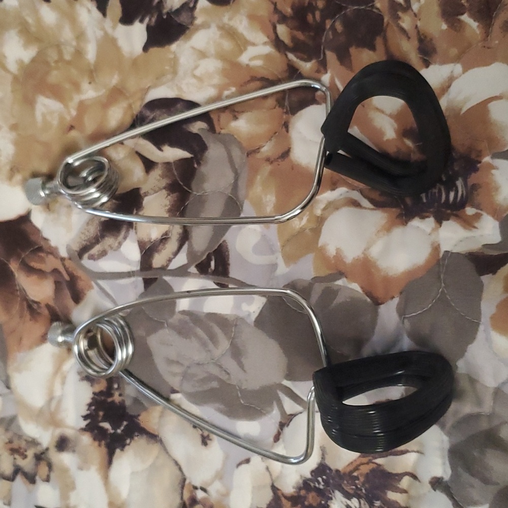 1 pair of clamps for light fixtures/tank lamps
